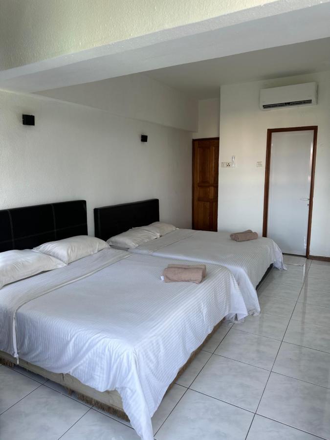 Beach Resort 7 Home Stay Sri Sayang Apartment Batu Ferringhi 3Bedroom Exterior photo